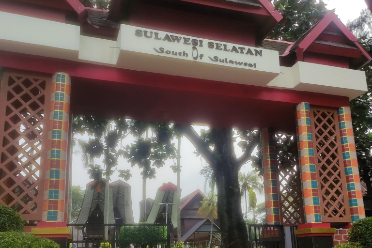 Recorrido por Indonesia en Miniatura por el Parque y lo más destacado de Yakarta