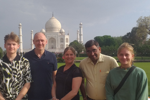 Taj Mahal Sunrise and Sunset nocna Agra Tour z Bombaju