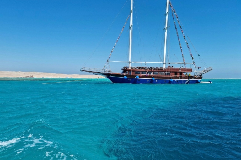 Barco de vela pirata con isla blanca y snorkel