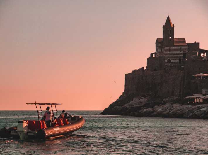 Cinque Terre: Golden Hour Boat Tour with Appetizers & Drinks