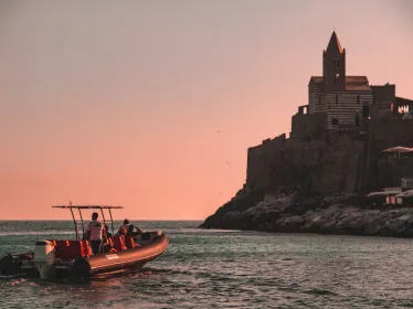 Cinque Terre: Bootstour bei Sonnenuntergang mit Vorspeisen und Getränken