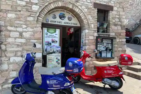 Assisi Noleggio Vespa '125cc - giornata intera
