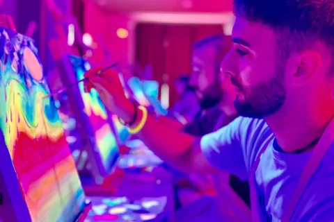 Valencia: Fluorescent painting workshop and wine