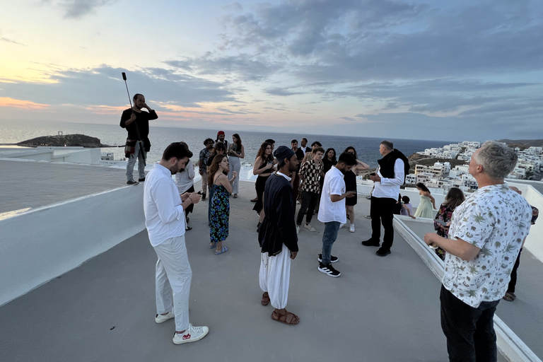Visite d&#039;un manoir du XVe siècle - Bouteille de vin et plateau au coucher du soleil !Visite d&#039;un manoir du XVe siècle - Bouteille de vin et plateau au coucher du soleil.