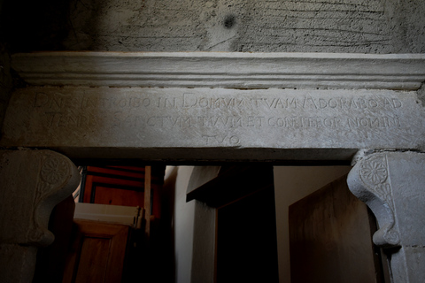 Visite d&#039;un manoir du XVe siècle - Bouteille de vin et plateau au coucher du soleil !Visite d&#039;un manoir du XVe siècle - Bouteille de vin et plateau au coucher du soleil.