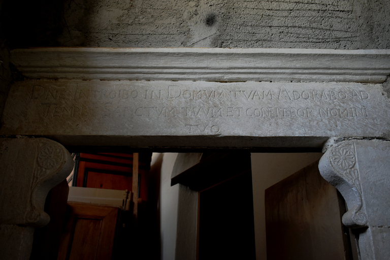 Visite d&#039;un manoir du XVe siècle - Bouteille de vin et plateau au coucher du soleil !Visite d&#039;un manoir du XVe siècle - Bouteille de vin et plateau au coucher du soleil.