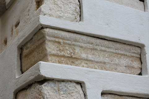 Visite d&#039;un manoir du XVe siècle - Bouteille de vin et plateau au coucher du soleil !Visite d&#039;un manoir du XVe siècle - Bouteille de vin et plateau au coucher du soleil.
