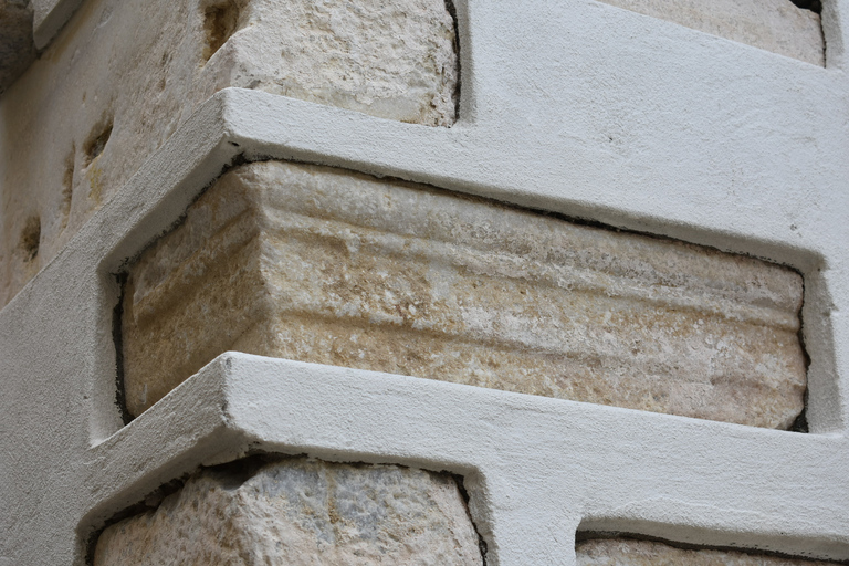 Visite d&#039;un manoir du XVe siècle - Bouteille de vin et plateau au coucher du soleil !Visite d&#039;un manoir du XVe siècle - Bouteille de vin et plateau au coucher du soleil.