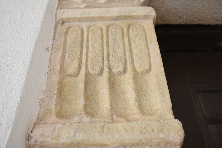 Visite d&#039;un manoir du XVe siècle - Bouteille de vin et plateau au coucher du soleil !Visite d&#039;un manoir du XVe siècle - Bouteille de vin et plateau au coucher du soleil.