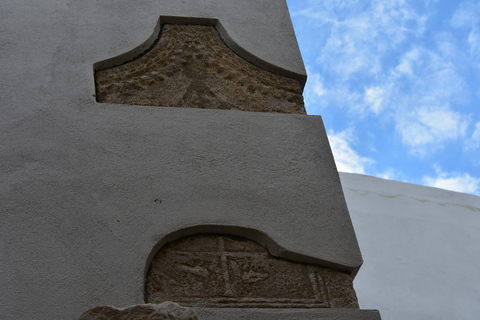 Visite d&#039;un manoir du XVe siècle - Bouteille de vin et plateau au coucher du soleil !Visite d&#039;un manoir du XVe siècle - Bouteille de vin et plateau au coucher du soleil.
