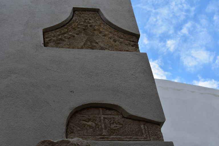 Visite d&#039;un manoir du XVe siècle - Bouteille de vin et plateau au coucher du soleil !Visite d&#039;un manoir du XVe siècle - Bouteille de vin et plateau au coucher du soleil.
