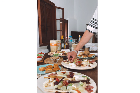 Visite d&#039;un manoir du XVe siècle - Bouteille de vin et plateau au coucher du soleil !Visite d&#039;un manoir du XVe siècle - Bouteille de vin et plateau au coucher du soleil.