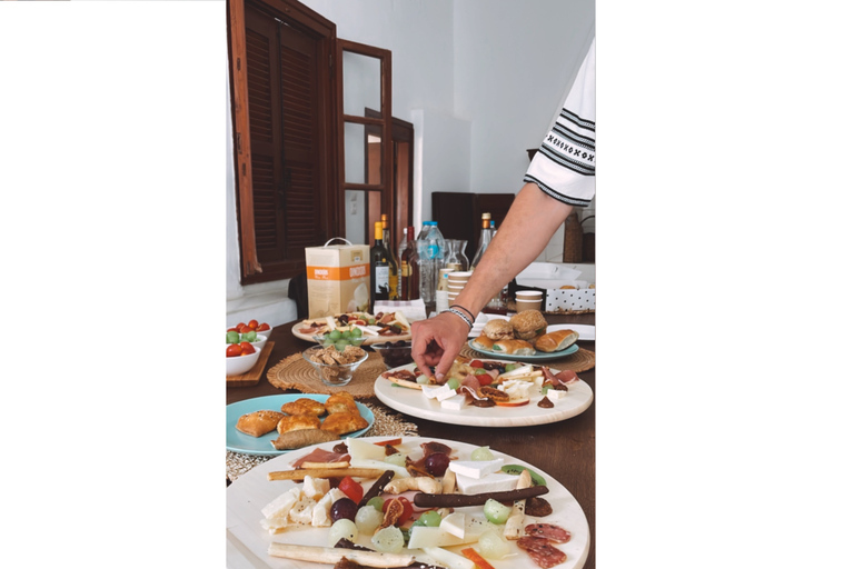 Visite d&#039;un manoir du XVe siècle - Bouteille de vin et plateau au coucher du soleil !Visite d&#039;un manoir du XVe siècle - Bouteille de vin et plateau au coucher du soleil.