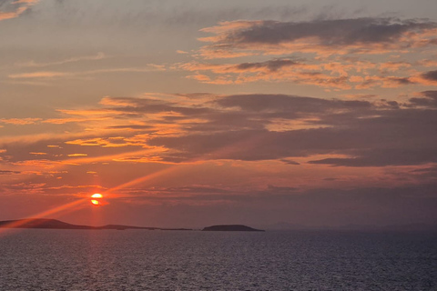 Visite d&#039;un manoir du XVe siècle - Bouteille de vin et plateau au coucher du soleil !Visite d&#039;un manoir du XVe siècle - Bouteille de vin et plateau au coucher du soleil.
