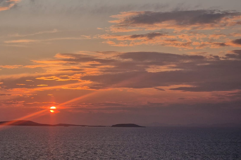 Visite d&#039;un manoir du XVe siècle - Bouteille de vin et plateau au coucher du soleil !Visite d&#039;un manoir du XVe siècle - Bouteille de vin et plateau au coucher du soleil.