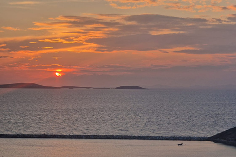 Visite d&#039;un manoir du XVe siècle - Bouteille de vin et plateau au coucher du soleil !Visite d&#039;un manoir du XVe siècle - Bouteille de vin et plateau au coucher du soleil.