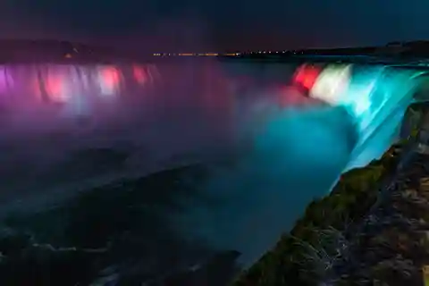 Wodospad Niagara: Nocna wycieczka piesza z rejsem łodzią z fajerwerkami