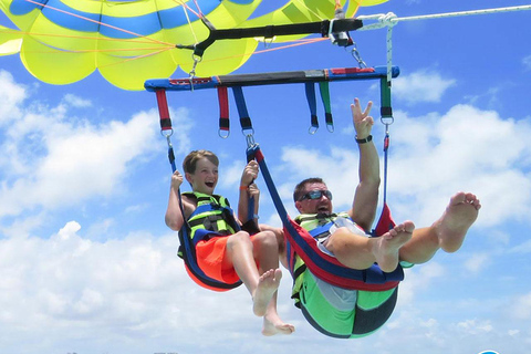 Cancun: Katamaran Plus zur Isla Mujeres mit Parasail