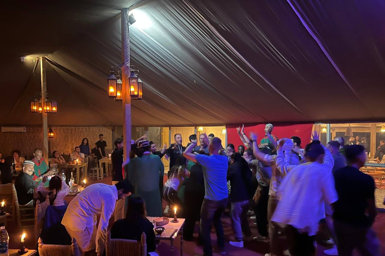 Marrakesh: woestijnsafari met diner, shows en kameelrijdenWoestijnsafari met kameelrit en diner