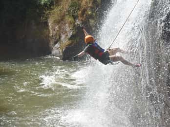 Dalat: Aventura extrema de barranquismo con montaña rusa
