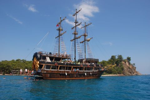 Alanya: Pirate Boat Trip with Meal, Drinks and Pickup Option