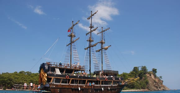 Alanya: Party-Piratenbootfahrt mit Mahlzeit, Getränken und Abholung