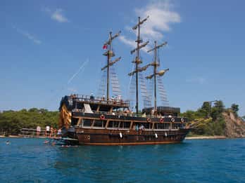 Alanya: Luxury Pirate Boat Trip w/Meal, Drinks and Pickup