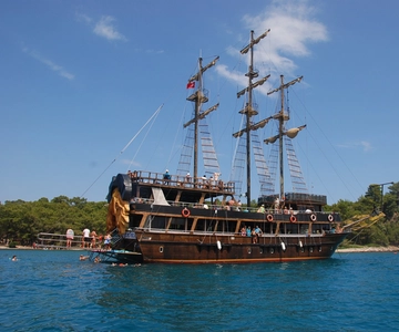 Alanya: rejs łodzią piracką z posiłkiem, napojami i opcją odbioru