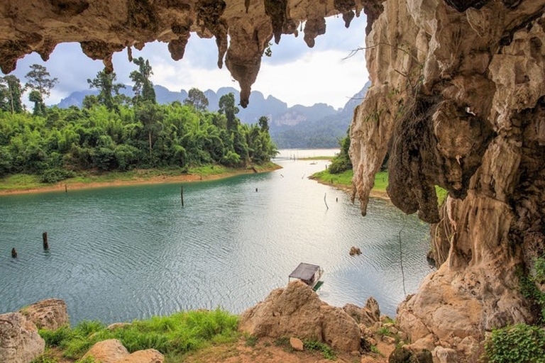 Von Khao Lak aus: Khao Sok See & Bamboo Rafting & HöhleKhao Sok Dschungel: Cheow Larn See & Bamboo Rafting & Höhle