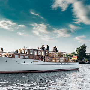 Berlin: Evening Yacht Cruise with Aperitif