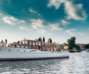 Berlin: Evening Yacht Cruise with Aperitif & Dinner Upgrade