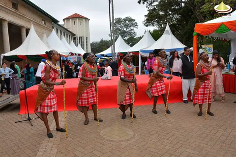 Spectacles culturels en direct. Visite de l'après-midi des Bomas du Kenya.