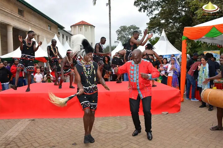 Spectacles culturels en direct. Visite de l'après-midi des Bomas du Kenya.