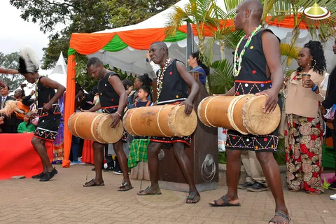 Spectacles culturels en direct. Visite de l'après-midi des Bomas du Kenya.