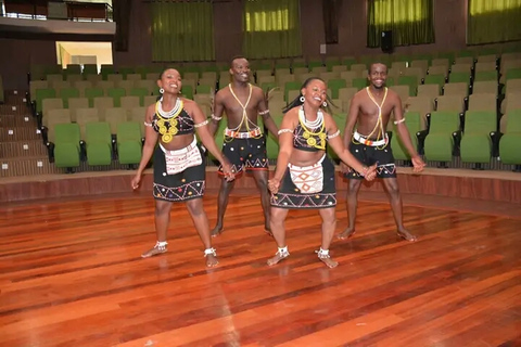 Spectacles culturels en direct. Visite de l'après-midi des Bomas du Kenya.