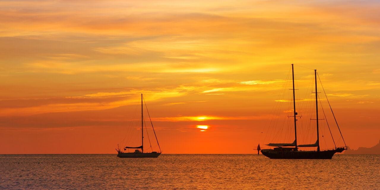 San Antonio: Bootsfahrt bei Sonnenuntergang nach Cala Salada und Cala Gracio