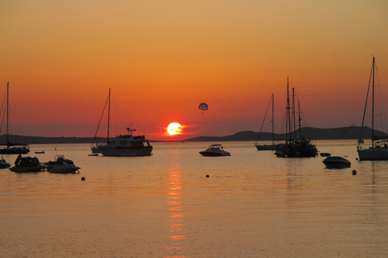 Ibiza: paseo en barco al atardecer por Cala Salada y Cala Gracio y esnórquel