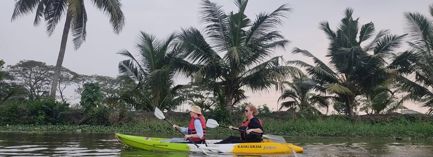Excursion en kayak au lever et au coucher du soleil dans un village d'arrière-pays (Nedumudy)