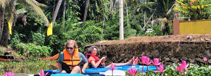 Excursion d'une demi-journée en kayak dans un village au bord des eaux calmes du Kerala (Nedumudy)