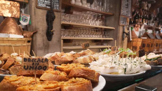 Venice: Street Food Tour Cicchetti & Spritz with Local Guide