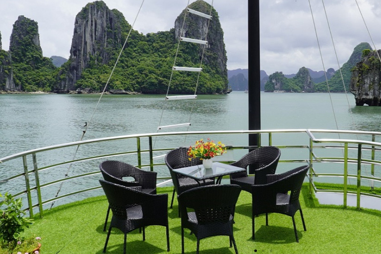 Hanoi: Ein-Tages-Kreuzfahrt durch die Halong-Bucht mit Mittagessen und TransferAb Hanoi: Halong Bucht Deluxe Rundreise auf Kreuzfahrt