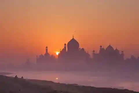 From Aerocity: Agra Tour with Taj Mahal Surnise & Agra Fort