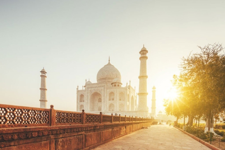 Vanuit Delhi: Taj Mahal-tour op dezelfde dag met de autoTour met toegangsprijs en lunch, auto en gids