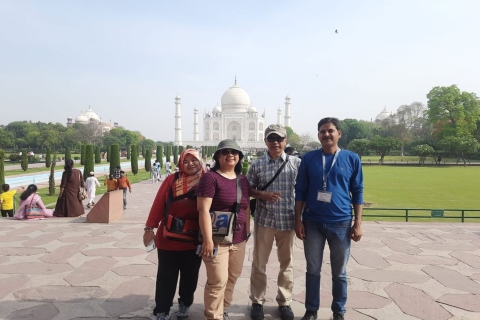 Z Delhi: Wycieczka samochodowa po Tadż Mahal tego samego dniaWycieczka z biletem wstępu i obiadem, samochodem i przewodnikiem
