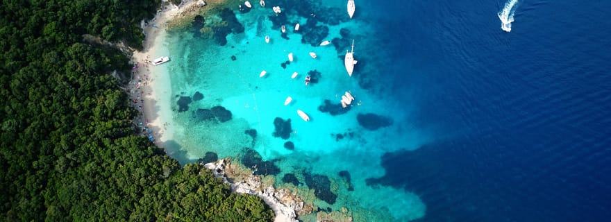 Au départ de Lefkimmi : Sivota, le lagon bleu et une croisière en hors-bord dans une grotte