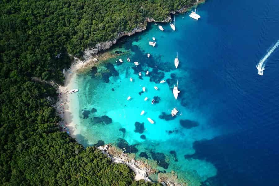 Von Lefkimmi: Sivota, Blaue Lagune & Höhlenfahrt mit dem Schnellboot. Foto: GetYourGuide
