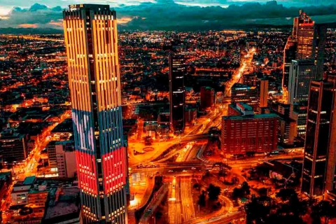 Montez au point de vue emblématique de Bogota la nuit