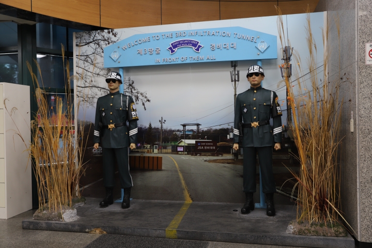 Séoul : journée ou demi-journée de visite de la zone démilitariséeDepuis la station de métro Myeong-dong : demi-journée de visite