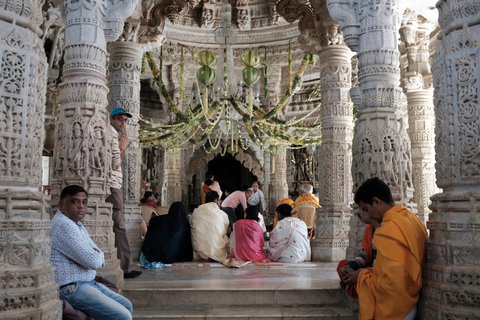 Bezoek de Ranakpur Jain-tempel vanuit Udaipur met Jodhpur Drop