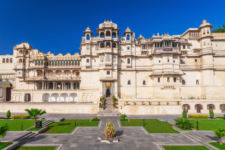 Besuche Udaipur in einem privaten Auto mit Reiseführer